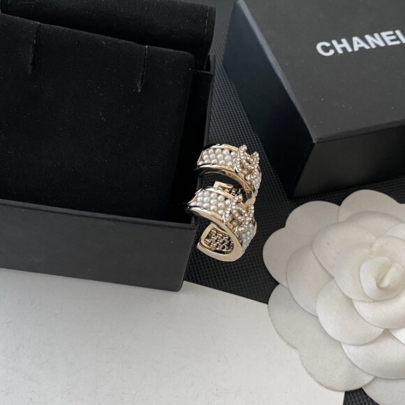 Chanel Pearl Earrings - Picture 4 of 5